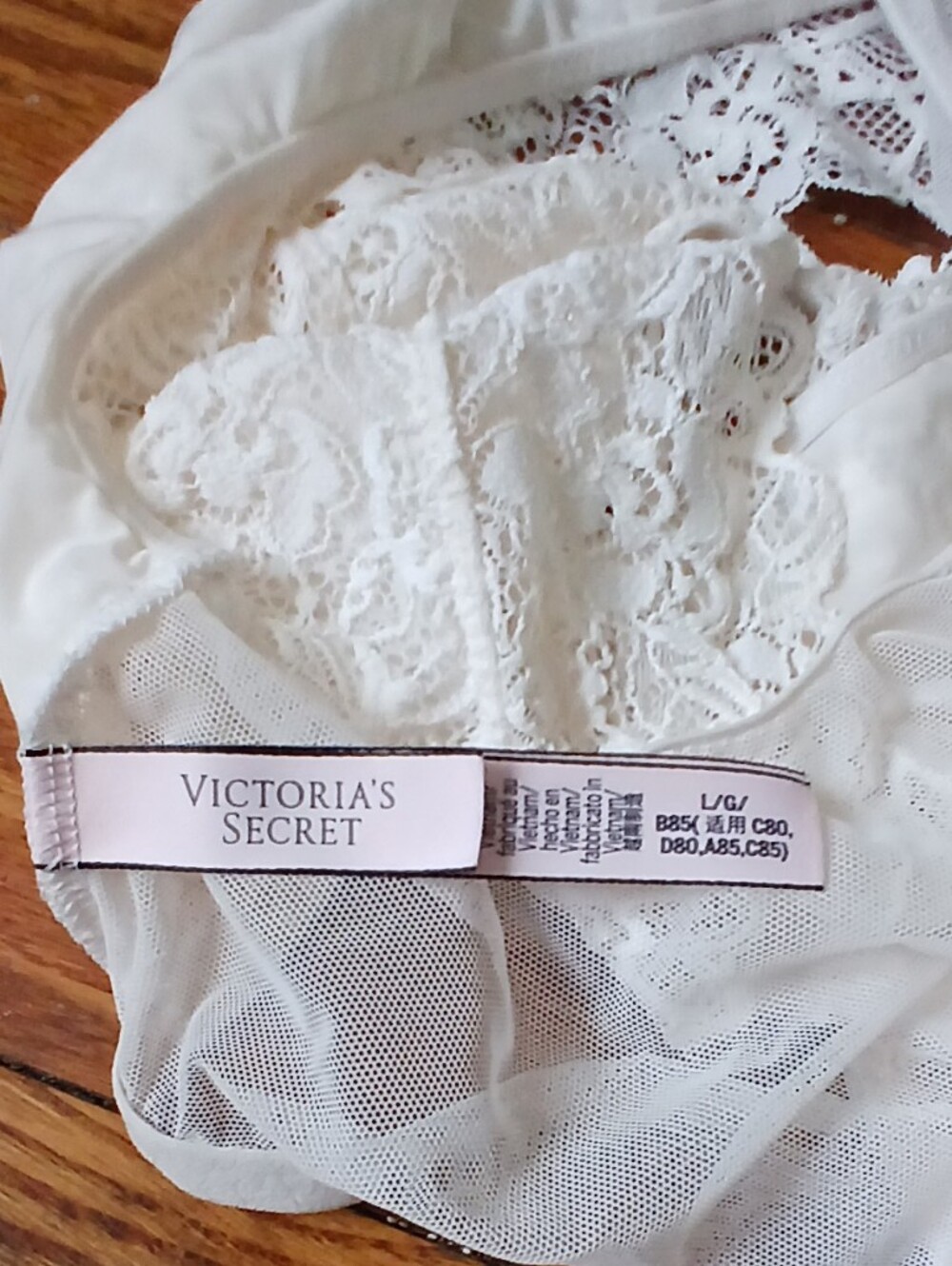 Victoria's Secret  Lace V-Neck Bralette - Picture 5 of 7